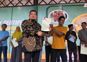 Senyum Bahagia Petani Mitra PT Socfindo Seumanyam Kini Dapat Sertifikat Program Redistribusi Tanah 