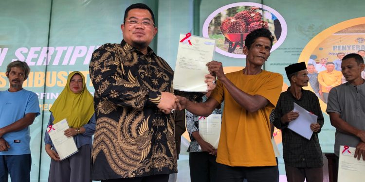 Senyum Bahagia Petani Mitra PT Socfindo Seumanyam Kini Dapat Sertifikat Program Redistribusi Tanah