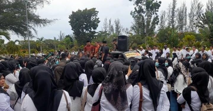 Diduga Ada Honorer Siluman Lulus P3K, Ratusan Massa Gelar Unjuk Rasa di Gedung DPRK Nagan Raya 