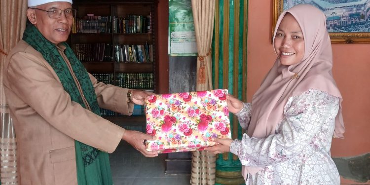 Terima Bingkisan dari Dua Guru SMA Sirajul ‘Ibad yang Lulus PPPK, Pimpinan Yayasan Sampaikan Pesan dan Harapan