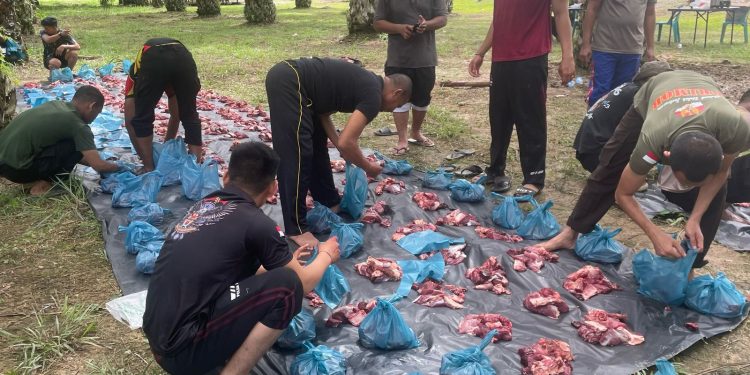 Brimob Batalyon C Pelopor Berbagi Daging Meugang untuk Keluarga Besar dan Insan Pers