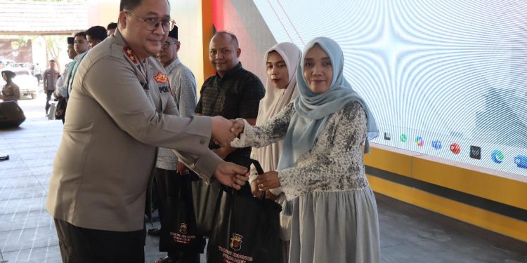 Kapolda Aceh Serahkan 3.450 Paket Sembako dan Daging Meugang dalam Baksos Polri Presisi 