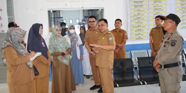 Wakil Bupati Baital Mukadis Sidak Kantor Camat dan Puskesmas