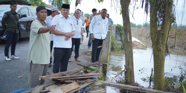 Bupati Nagan Raya Berkeliling Tinjau Lokasi Banjir dan Salurkan Bantuan untuk Warga