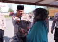 Peduli Sesama di Bulan Ramadan, Kapolres Aceh Jaya Turun ke Jalan Bagikan Takjil Gratis