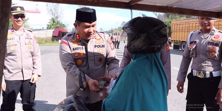 Peduli Sesama di Bulan Ramadan, Kapolres Aceh Jaya Turun ke Jalan Bagikan Takjil Gratis