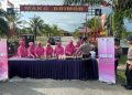 Brimob Batalyon C Pelopor Bagi Takjil Kepada Pengguna Jalan