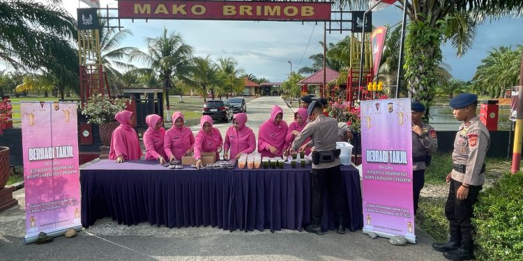 Brimob Batalyon C Pelopor Bagi Takjil Kepada Pengguna Jalan