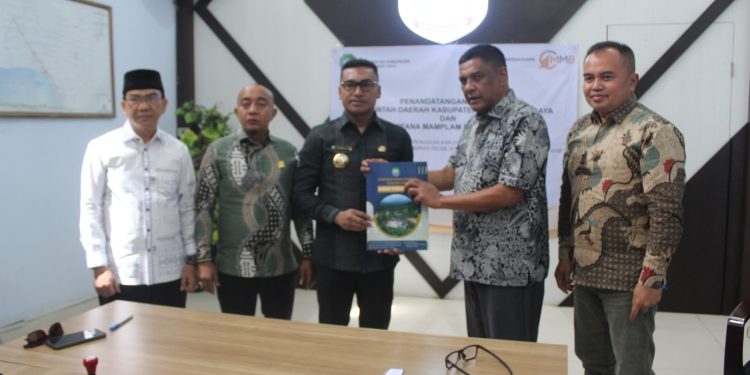 Pembangunan Teluk Surin Sebagai Kawasan Terpadu, Bupati Abdya Teken MoU dengan PT MMB