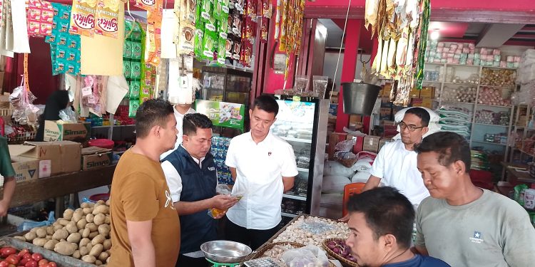 Pastikan Minyak Kita Sesuai Takaran, Polres Aceh Jaya Bersama Disperindag Lakukan Sidak ke Pasar