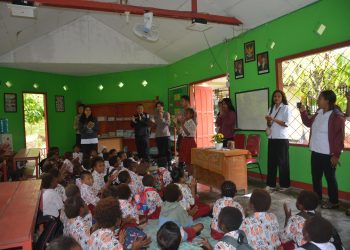 Satgas Ops Damai Cartenz Ajak Anak-anak Belajar dan Bermain di Rumah Pintar Aruka