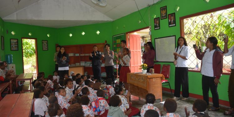 Satgas Ops Damai Cartenz Ajak Anak-anak Belajar dan Bermain di Rumah Pintar Aruka