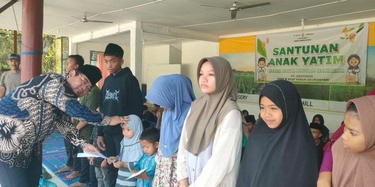 Senyum Bahagia Sambut Lebaran, Ratusan Anak Yatim di Lingkungan Perusahaan PT Socfindo Seumayam Dapat Santunan
