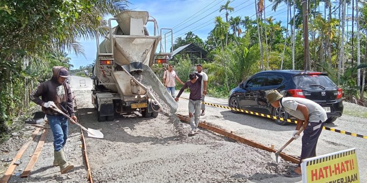 PUPR Aceh Barat  Lakukan Perbaikan Jalan Berlubang Mulai Gampong Pungki Hingga Simpang Kisaran