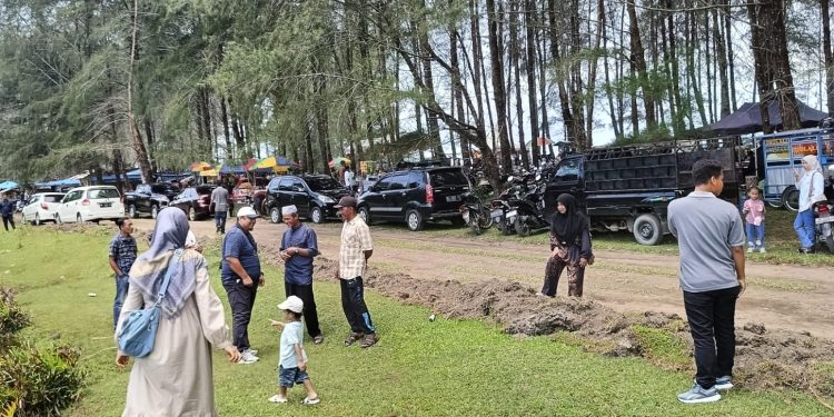 Keluarga Besar PT Socfindo Kebun Seunagan Berbondong bondong Padati Pantai Kuala Trang