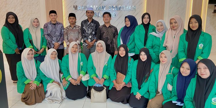 Serap Ilmu Hukum Langsung di Lapangan, Mahasiswa STIS Al-Aziziyah Kunjungi Mahkamah Syariah