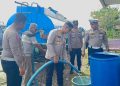 Momen Hari Bhayangkara, Polres Aceh Utara Salurkan Air Bersih Gratis untuk Warga Pesisir