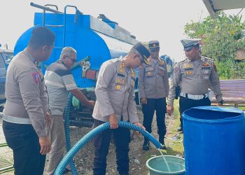 Momen Hari Bhayangkara, Polres Aceh Utara Salurkan Air Bersih Gratis untuk Warga Pesisir