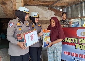 Peringati HUT Ke-77, Polwan Polda Aceh Gelar Baksos dengan Menyalurkan Sembako untuk Warga