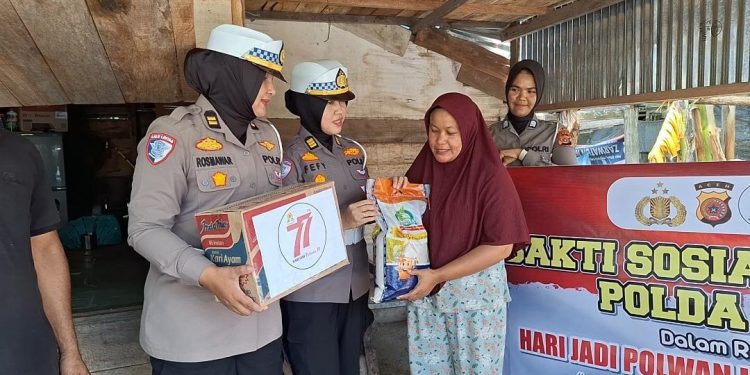 Peringati HUT Ke-77, Polwan Polda Aceh Gelar Baksos dengan Menyalurkan Sembako untuk Warga