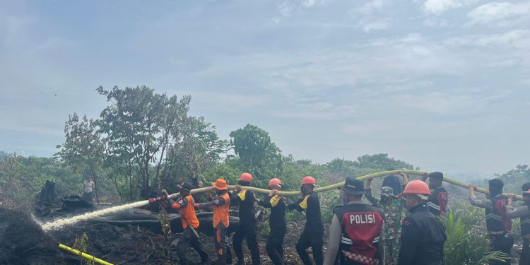 Cegah Api Meluas, Brimob dan Tim Gabungan Terjun ke Lokasi Karhutla di Nagan Raya