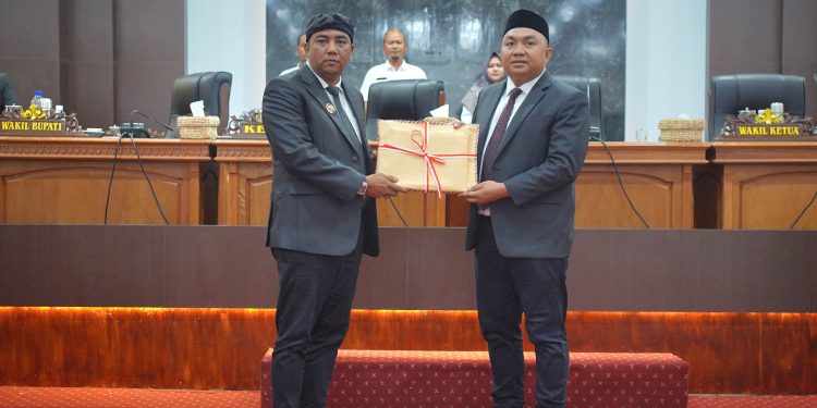 Wabup Nagan Raya Hadiri Rapat Paripurna DPRK, Sampaikan Rancangan KUA-PPAS Tahun Anggaran 2026