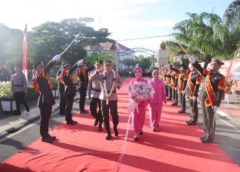 Kapolda Aceh yang baru, Brigjen Pol Drs. Marzuki Ali Basyah, bersama istri Ny. Irawati Marzuki tiba di Mapolda Aceh.