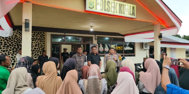 Kisruh Tanah Kuburan, Kasat Reskrim Turut Mediasi Massa di Mapolsek Kuala