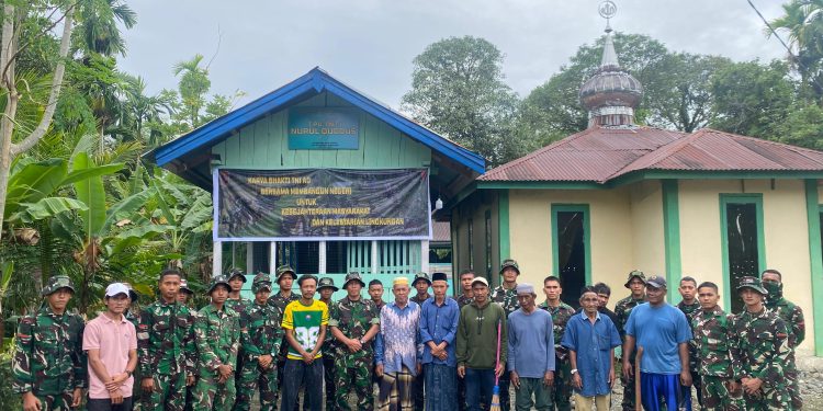 Prajurit Yonif TP 856/SBS Laksanakan Karya Bhakti Perehaban TPA di Gampong Menasah Dayah